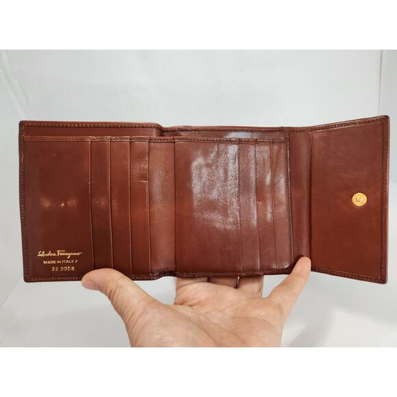 VINTAGE Salvatore Ferragamo Vara brown Kisslock Trifold Wallet Gold‎ hardware - Picture 5 of 12